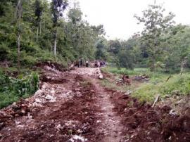 Jalan Usaha Tani Di Desa Bohol Sudah Mulai Di Kerjakan