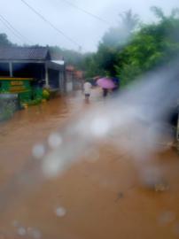 INTENSITAS CURAH HUJAN TINGGI MEMBUAT BEBERAPA RUMAH TERGENANG AIR ( KEBANJIRAN) 