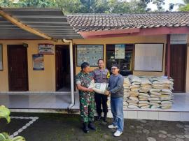 Pemerintah Kalurahan Bohol menyerahkan bantuan Program Bantuan Pangan-CBP dan Badan Pangan Nasional